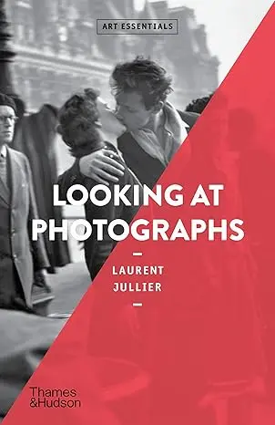 Looking At Photographs (Art Essentials) 1